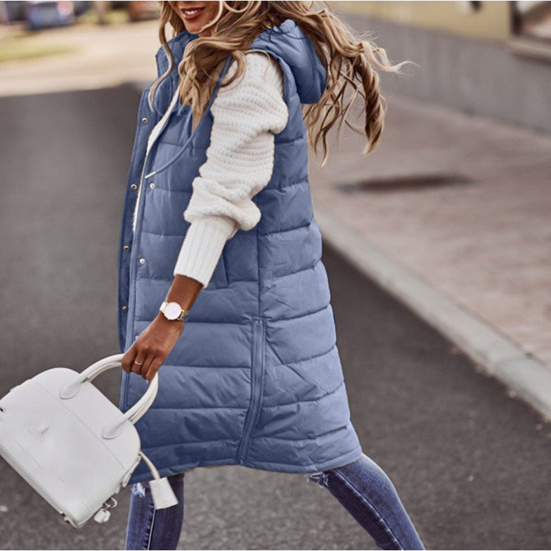 Veelzijdige dames bodywarmer, gewatteerd en met capuchon; ideaal voor lente, herfst en milde winters.