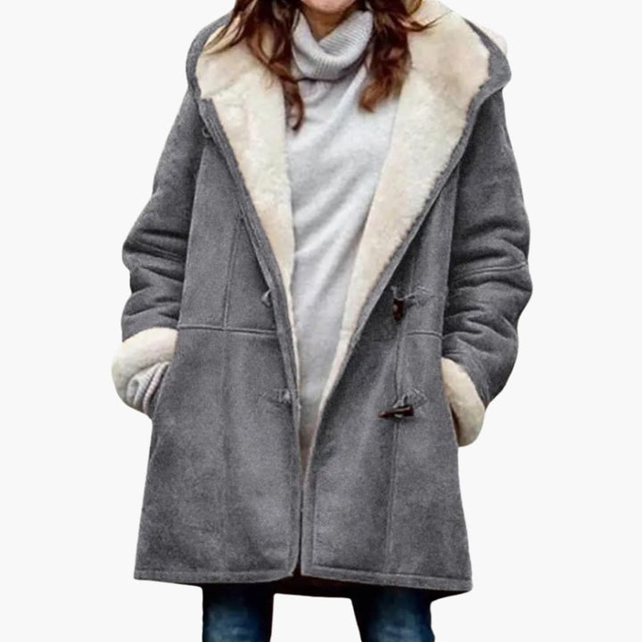 Nieuwe dames gewatteerde winterjas met capuchon en toggle sluiting. Warm, comfortabel en modieus.