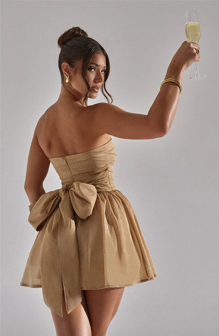 Dames elegante glitter minijurk, perfecte cocktailjurk voor avondjes uit. Trendy feestjurk die straalt op speciale gelegenheden.