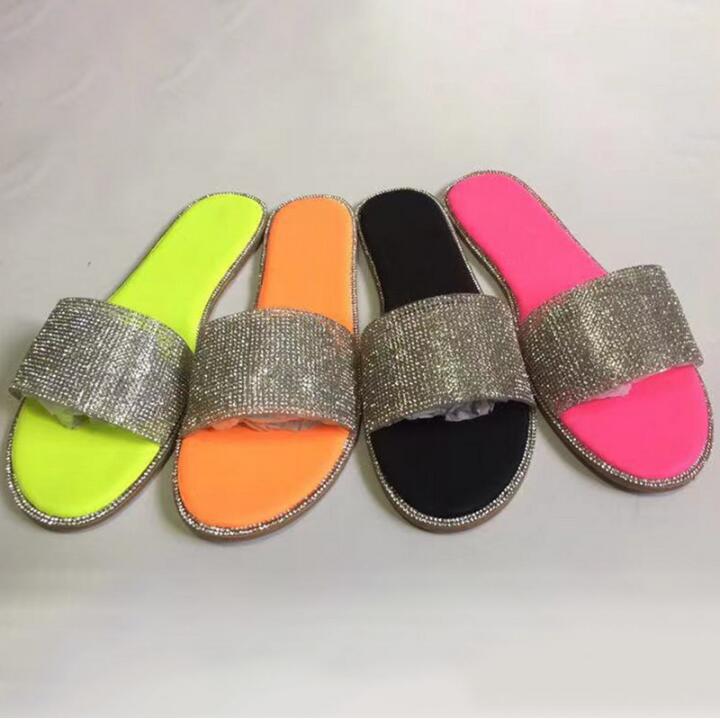 Authentieke GlitterSlippers™ voor dames, versierd met glanzende steentjes en een comfortabel voetbed.