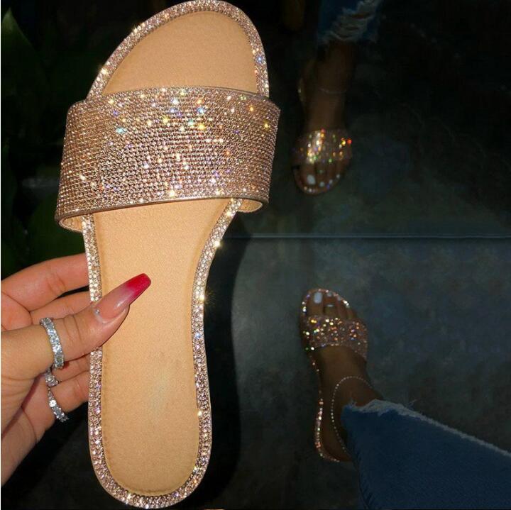 Stijlvolle en comfortabele dames slippers met glitter en strass, de perfecte aanvulling op zomeroutfits.