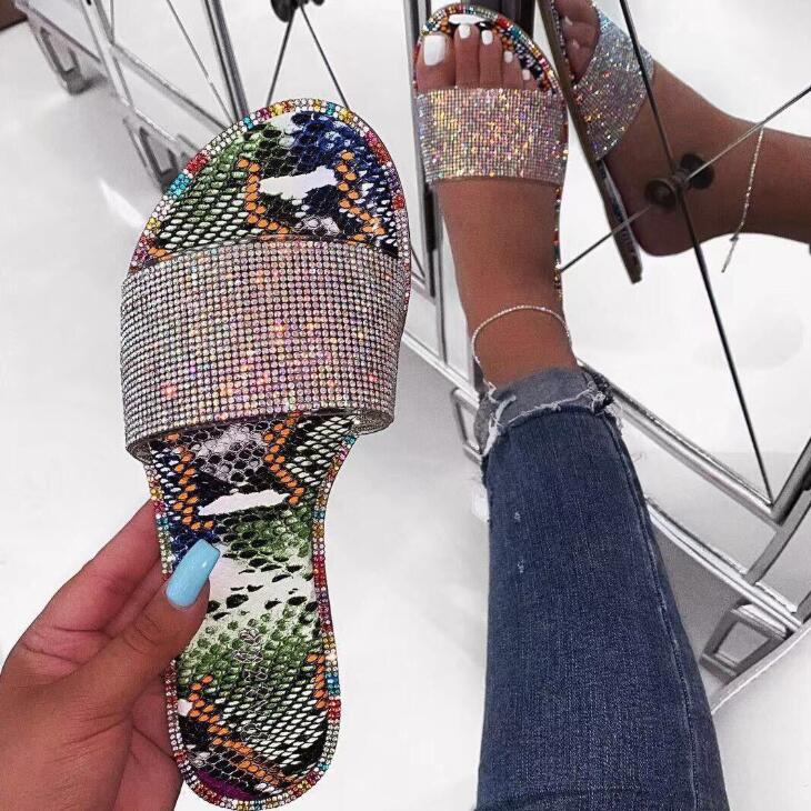 Trendy GlitterSlippers™ voor dames met sprankelende steentjes, perfecte zomerschoenen voor elke gelegenheid.