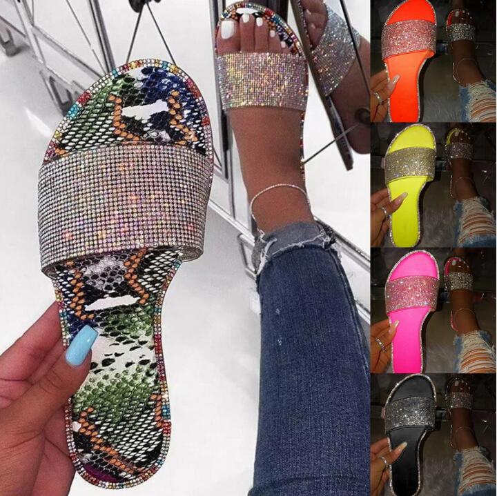Veelzijdige dames zomerschoenen: glitter slippers met steentjes, ideaal voor strand, stad of een avondje uit.
