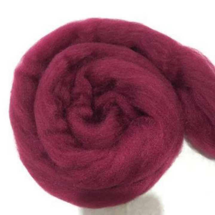 Winterse damesdeken, grof gebreid plaid voor extra warmte en sfeer in huis.