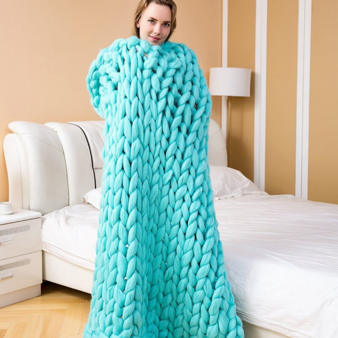Stijlvolle damesdeken, dik grof gebreid voor ultiem comfort en warmte.