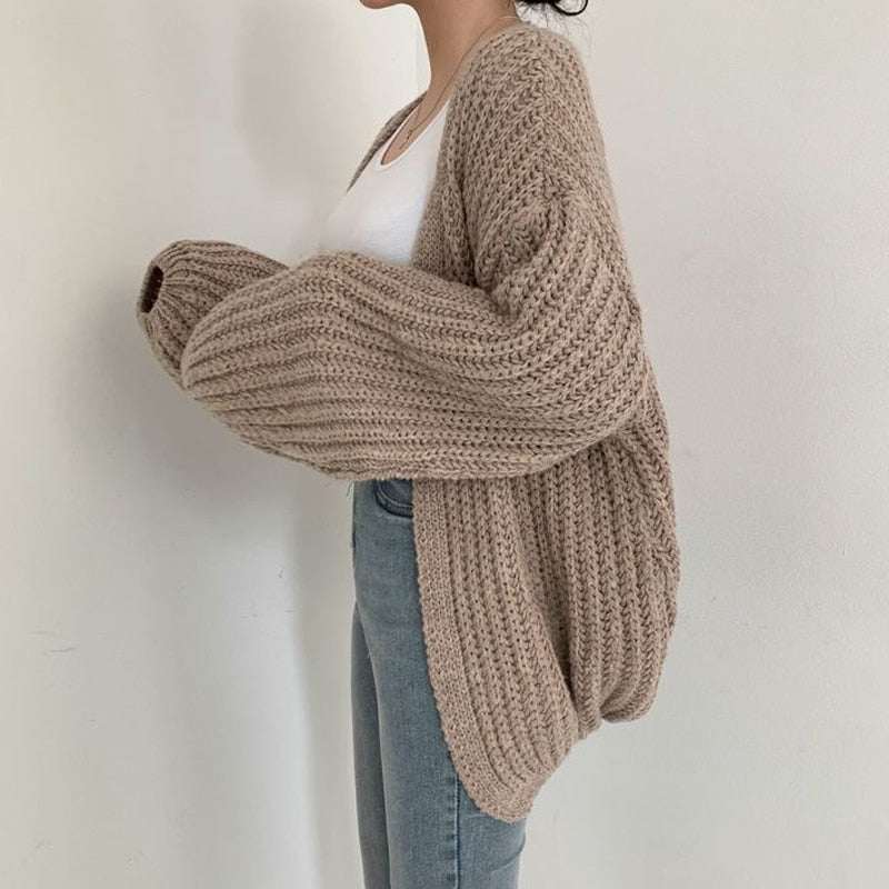 Zacht grofgebreid damesvest met lange mouwen, oversized fit. Essentieel item voor een comfortabele wintermode.