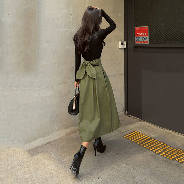 Elegante zwarte midi-rok voor dames, halflange snit. Perfect voor zowel casual als formele gelegenheden, trendy.