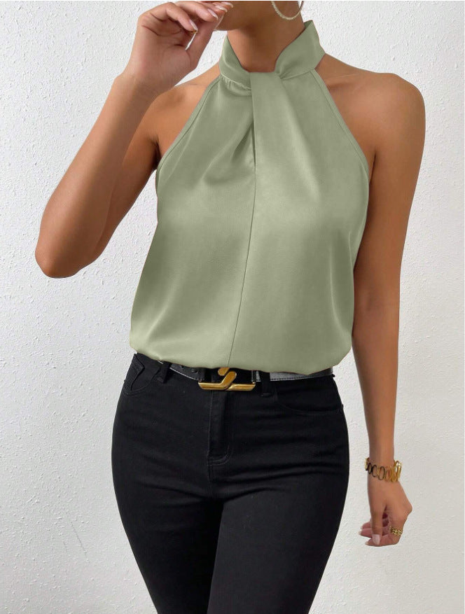 Lichtblauwe mouwloze top, met een gedraaide hals, die zorgt voor een frisse en luchtige stijl.