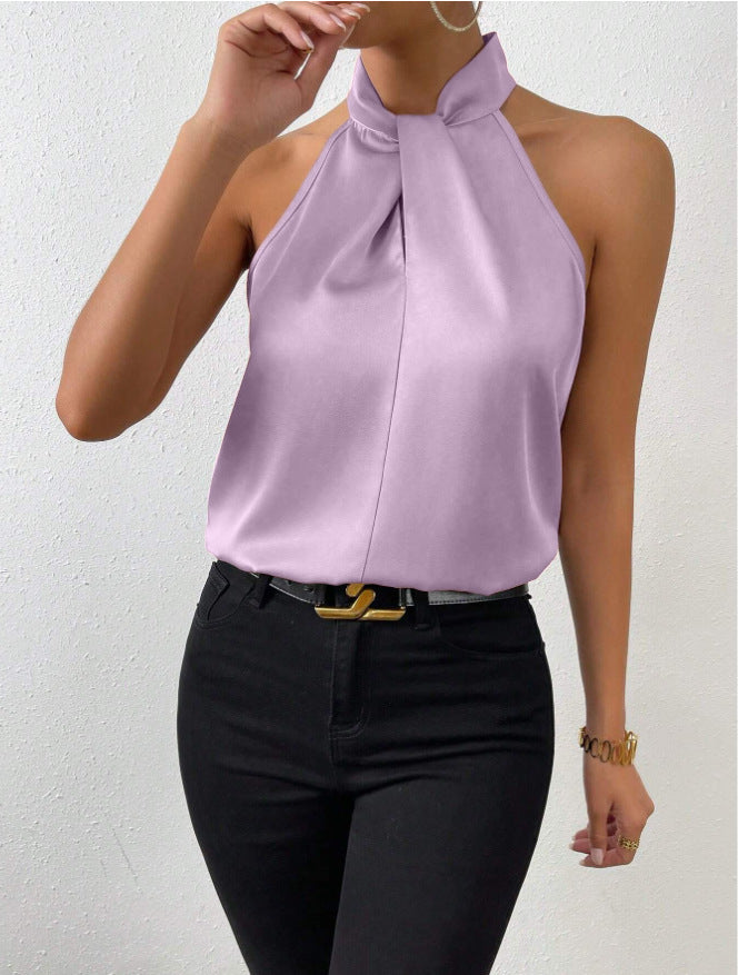 Lichtroze dames haltertop, met een subtiel gedraaid nekdetail, ideaal voor een romantische stijl.