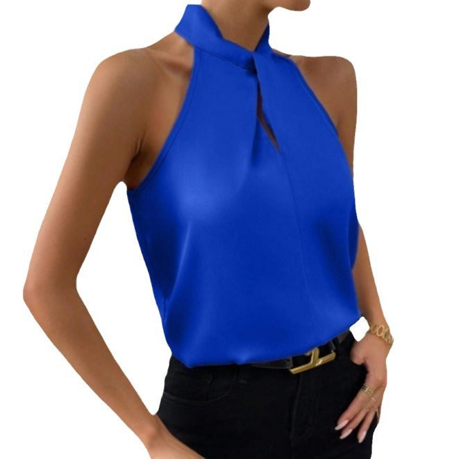 Dames haltertop in helderblauw met gedraaide hals en open detail, gecombineerd met een zwarte broek.