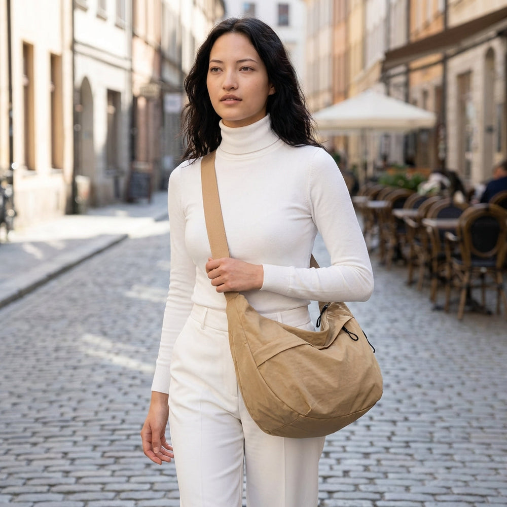 Modieuze nylon halvemaan schoudertas voor dames, ideaal als ruime casual tas.