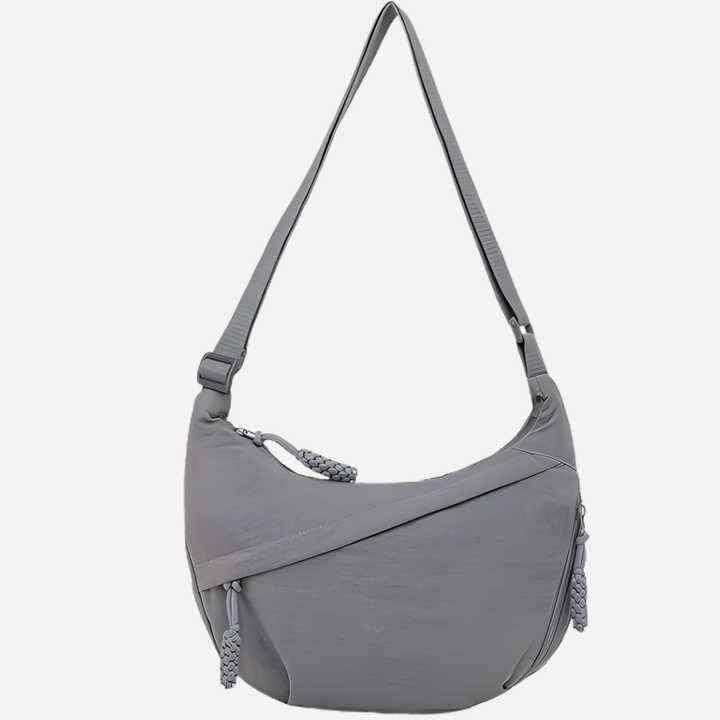 Compacte maar ruime nylon halvemaan schoudertas voor dames, een veelzijdige casual accessoire.