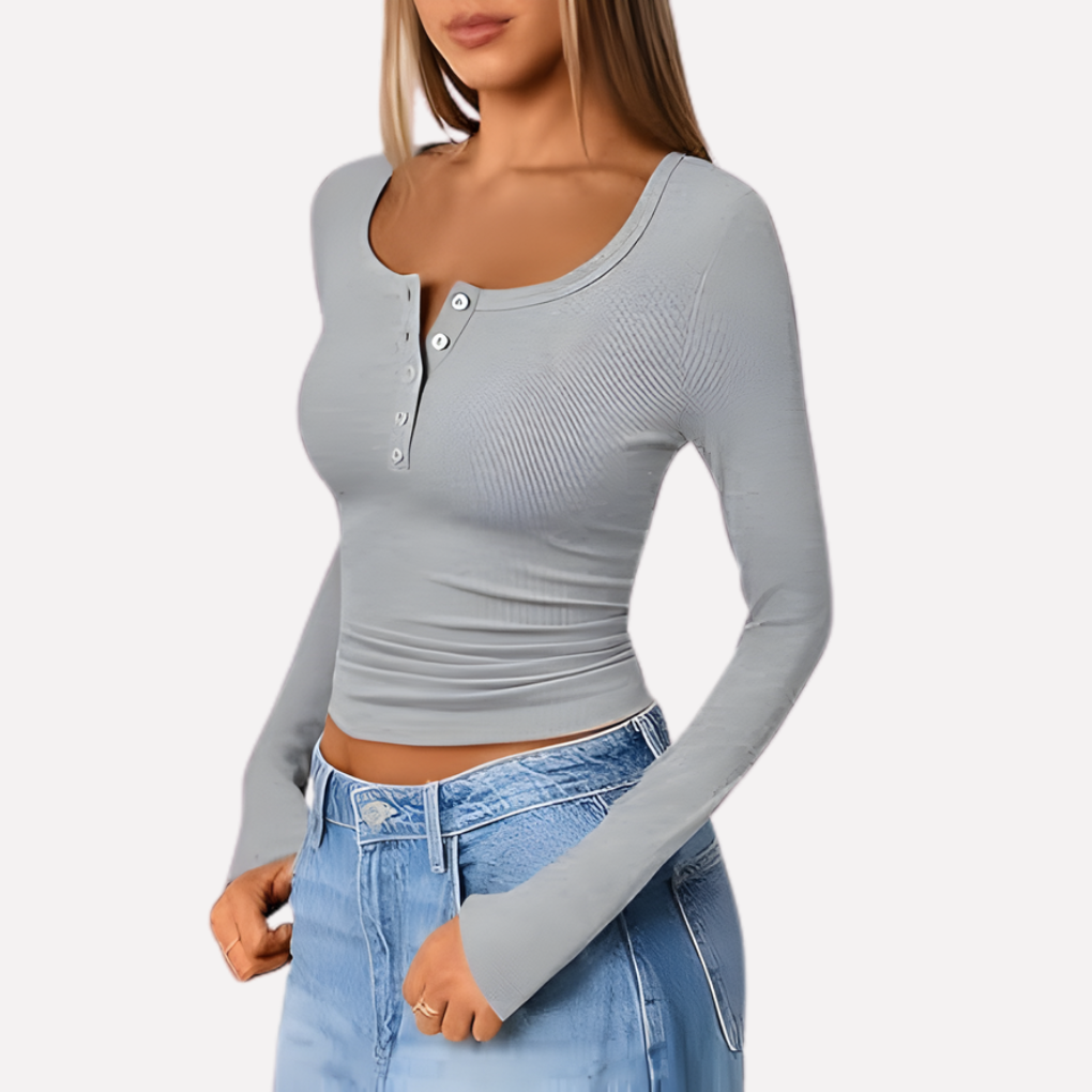 Moderne dameskleding item: Henley top met lange mouwen, geschikt voor stijlvolle en casual outfits.