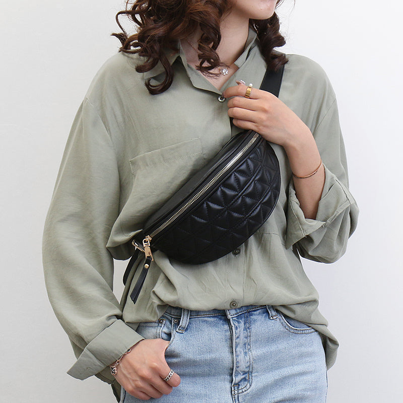 Dames heuptasje Hazel met stijlvolle ruitjesprint. Praktische crossbodytas van PU leer voor een trendy look.