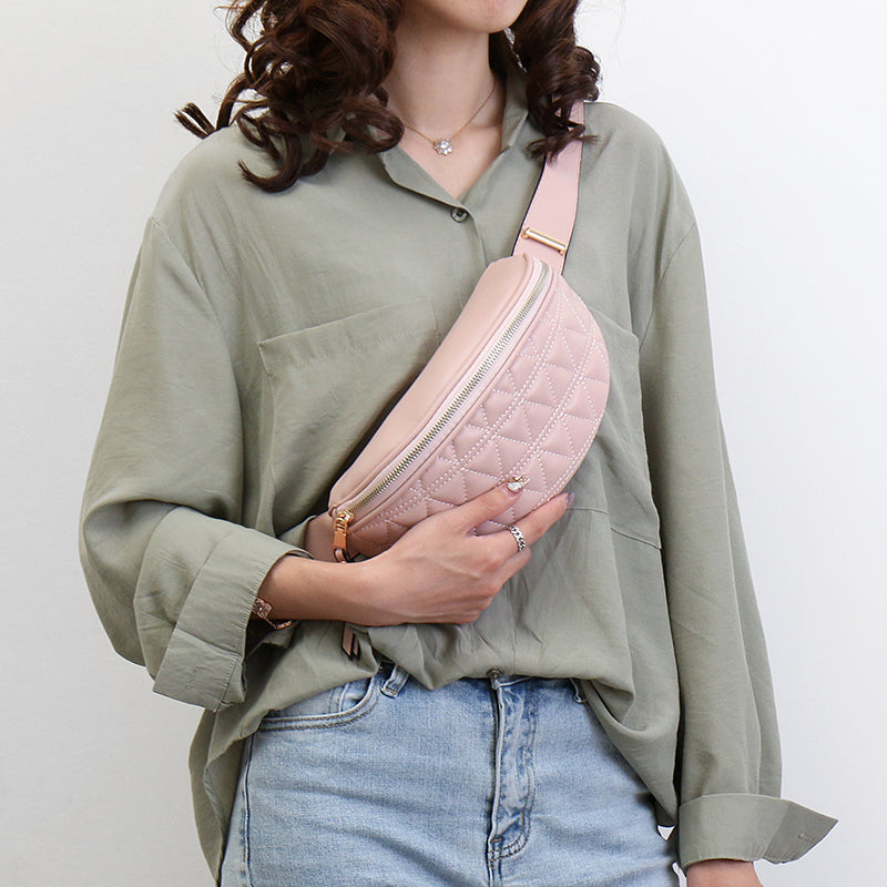 Trendy dames accessoire: heuptasje met ruitjesprint. Dit stijlvolle PU leren tasje is perfect voor elke outfit.