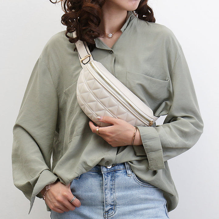 Modern dames heuptasje in ruitjesprint design. Deze praktische tas van PU leer kan ook als crossbody gedragen worden.