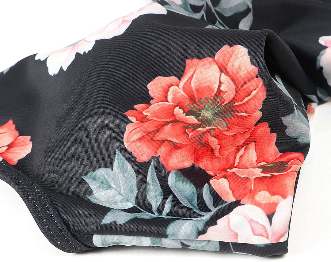 Zomerse high-waisted damesbikini met tropische bloemen, klaar voor je vakantie.
