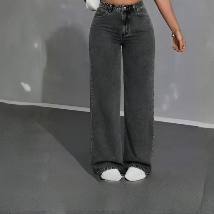 Trendy dames jeans met hoge taille en rechte pijp. Korte stijl voor een casual lente/zomer look.