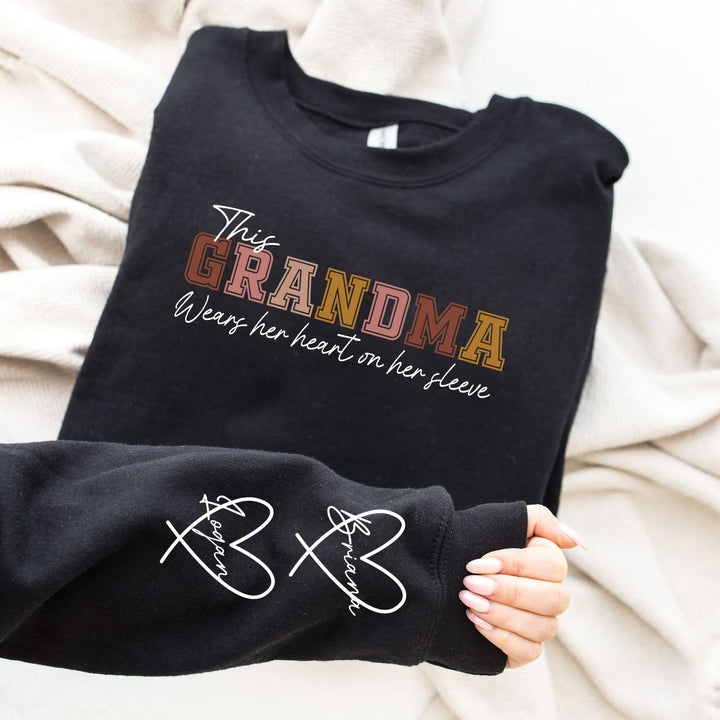 Detailopname van het geborduurde naamontwerp op de zachte dames hoodie, gepersonaliseerd voor familie.