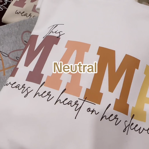 Stijlvolle dames hoodie van zachte stof met geborduurde namen, comfortabel en uniek, perfect als cadeau.