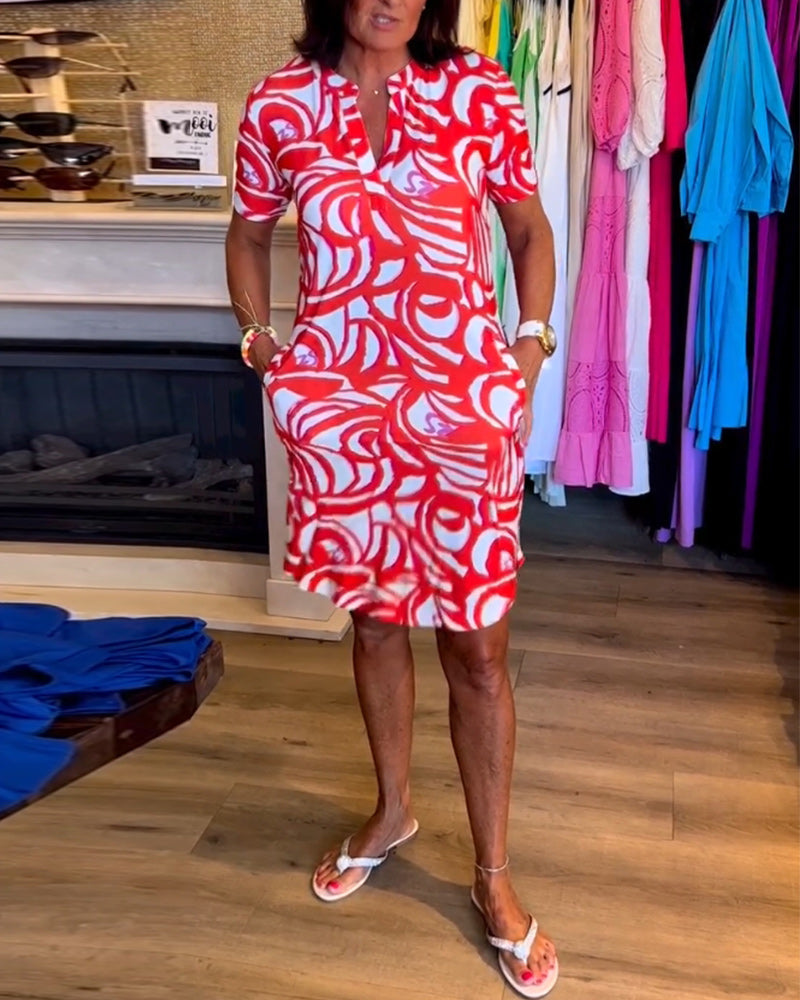 Dames Hoymans zomerjurk met levendige print, V-hals en comfortabele losse pasvorm. Ideaal voor strand of vakantie.