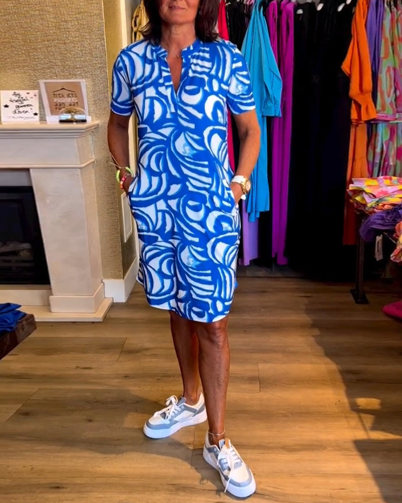 Comfortabele Hoymans dames strandjurk met bloemenprint en V-hals. Perfecte losse pasvorm voor zomerse dagen.