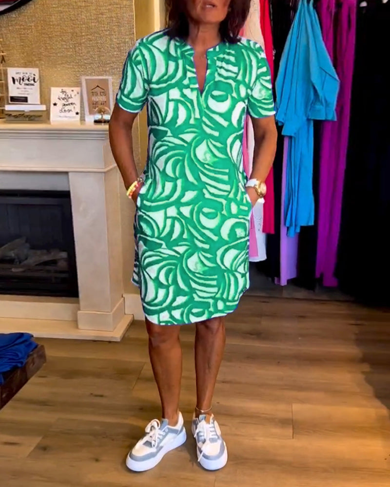 Elegante A-lijn dames zomerjurk van Hoymans met opvallende print en V-hals. Comfortabele losse pasvorm voor elke vakantie.