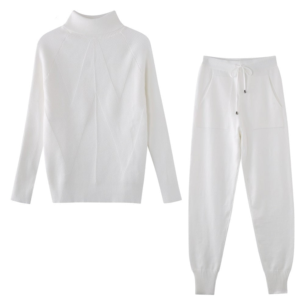 Vrouw poseert in modieus TiggysPakje huispak, comfortabele loungewear set voor dames.