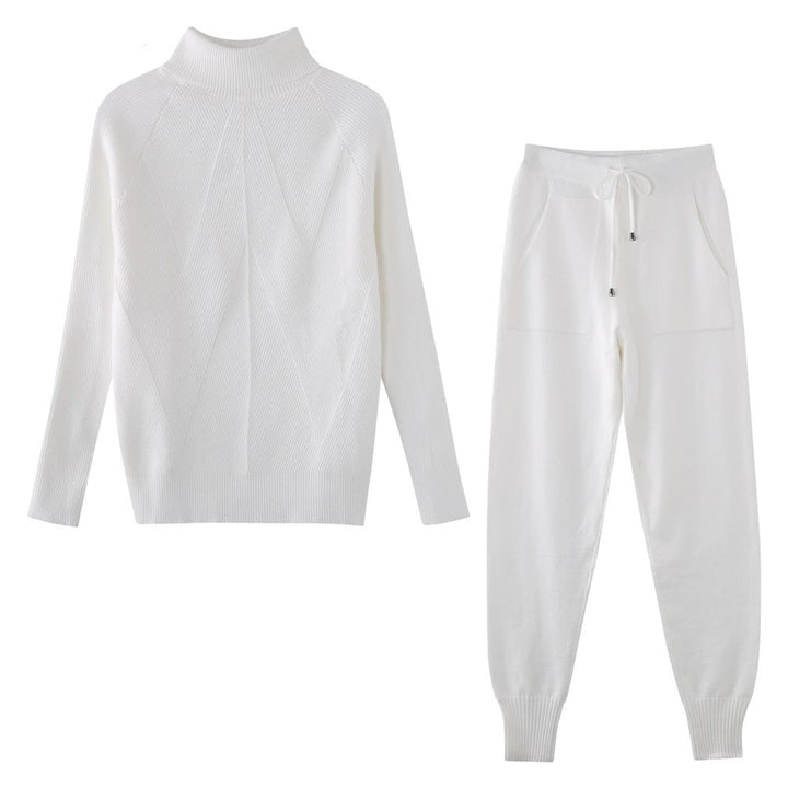 Vrouw poseert in modieus TiggysPakje huispak, comfortabele loungewear set voor dames.