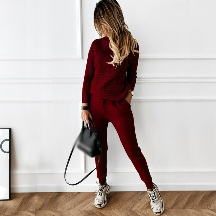 Vrouw draagt stijlvol joggingpak; een comfortabel huispak als complete set voor ontspanning.