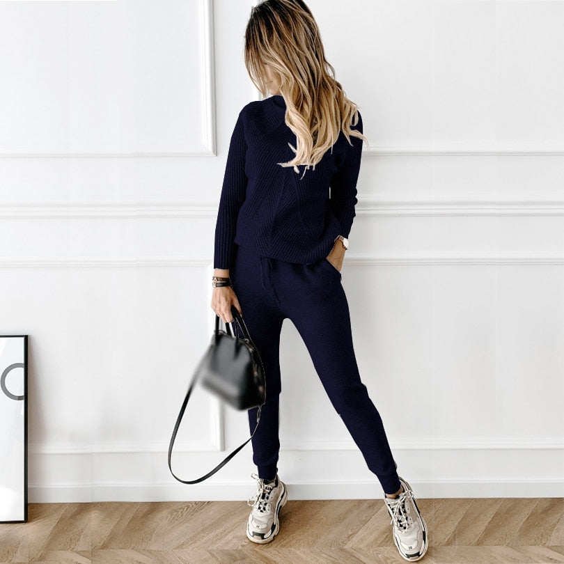 Close-up van het zachte materiaal van dit beige dames huispak, perfecte relaxkleding.