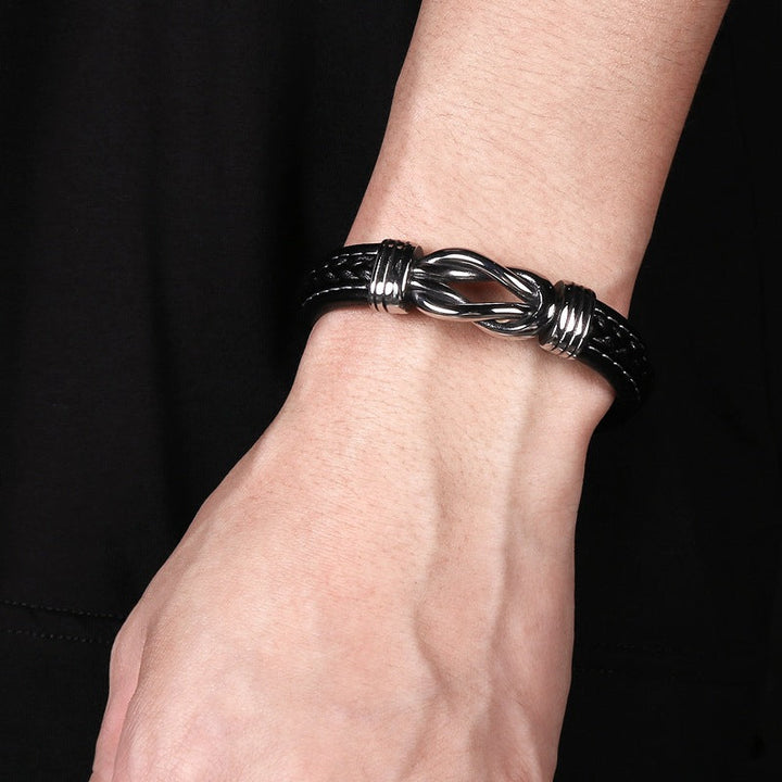 Comfortabele dames lederen infinity armband met veilige magnetische sluiting.