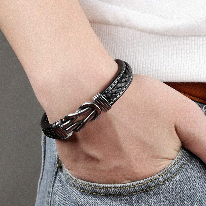 Trendy dames infinity lederen knoop armband, perfect voor zowel overdag als 's avonds.