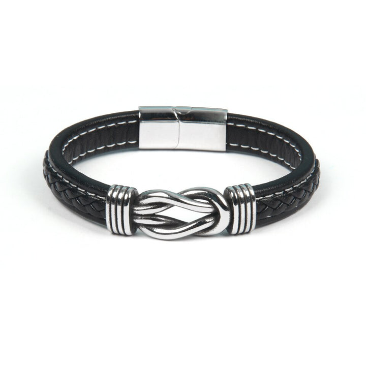 Eenvoudige maar elegante lederen dames armband met infinity symbool en knoopdetails.