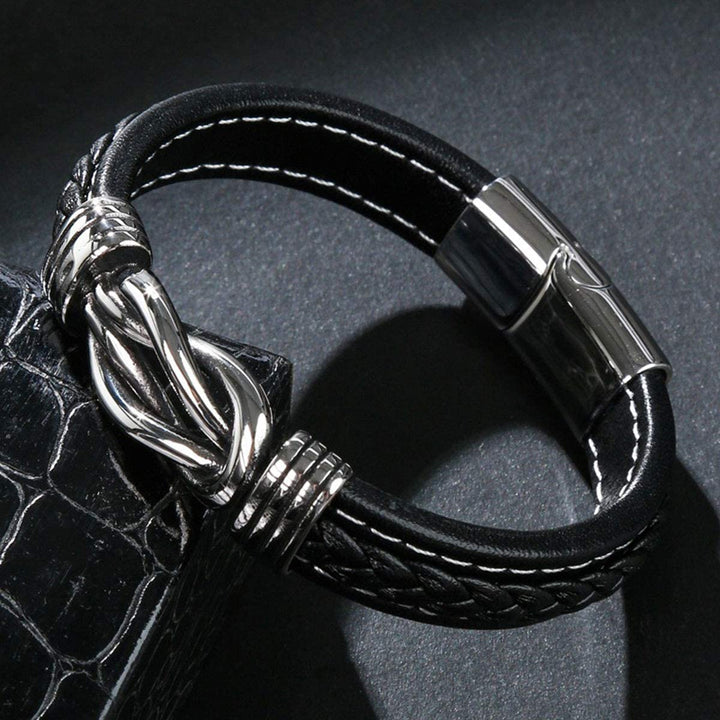Stijlvolle lederen knoop armband voor dames, verkrijgbaar in zwart of bruin leer.