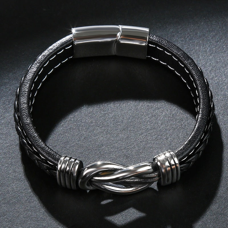 Bruine dames lederen armband met infinity detail en handige magnetische sluiting.