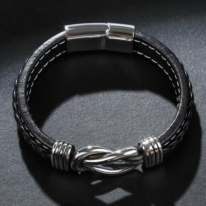 Bruine dames lederen armband met infinity detail en handige magnetische sluiting.