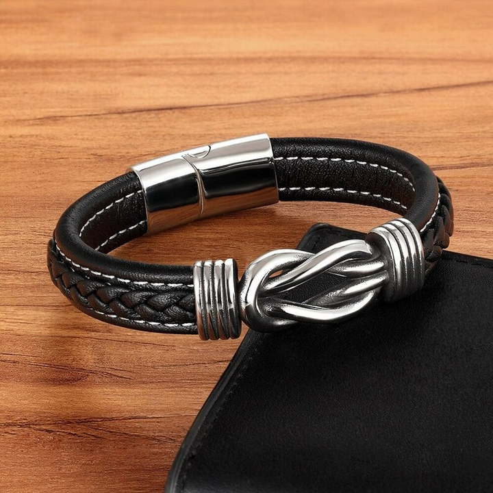 Zwarte lederen infinity knoop armband voor dames, een tijdloos sieraad met charme.