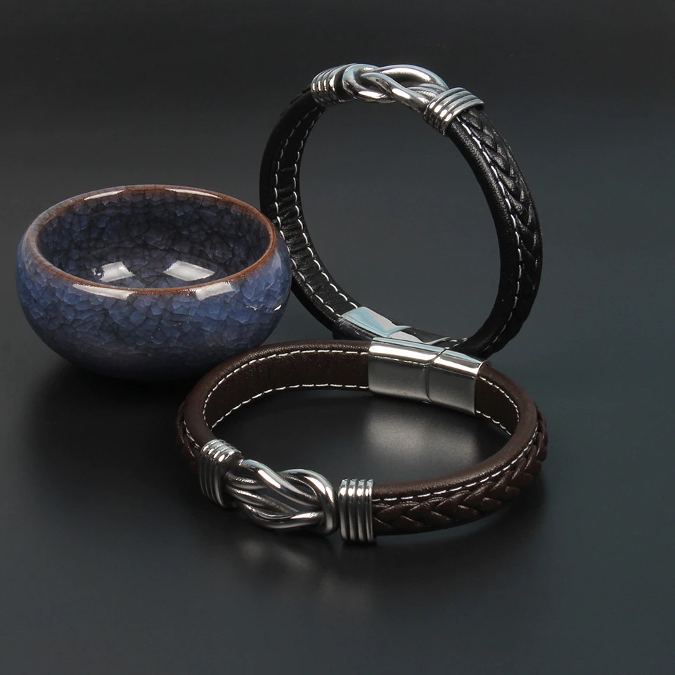 Bruine dames armband van leer met knoop en infinity symbool, een chique accessoire.