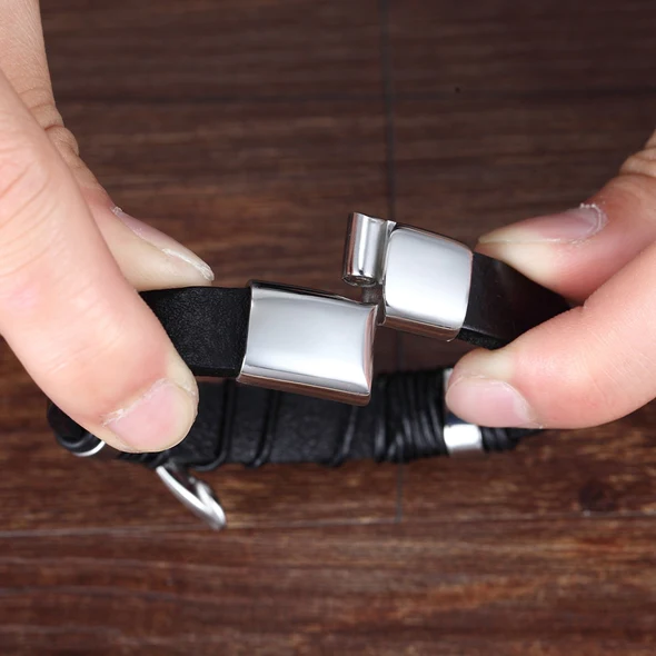 Dames infinity lederen armband met knoop, een veelzijdig sieraad voor elke gelegenheid.