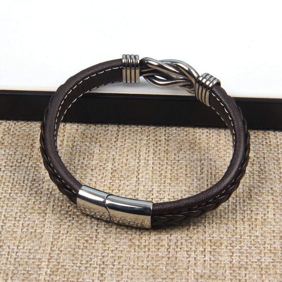 Vrouw draagt een stijlvolle lederen infinity armband, ideaal voor een casual of chique look.