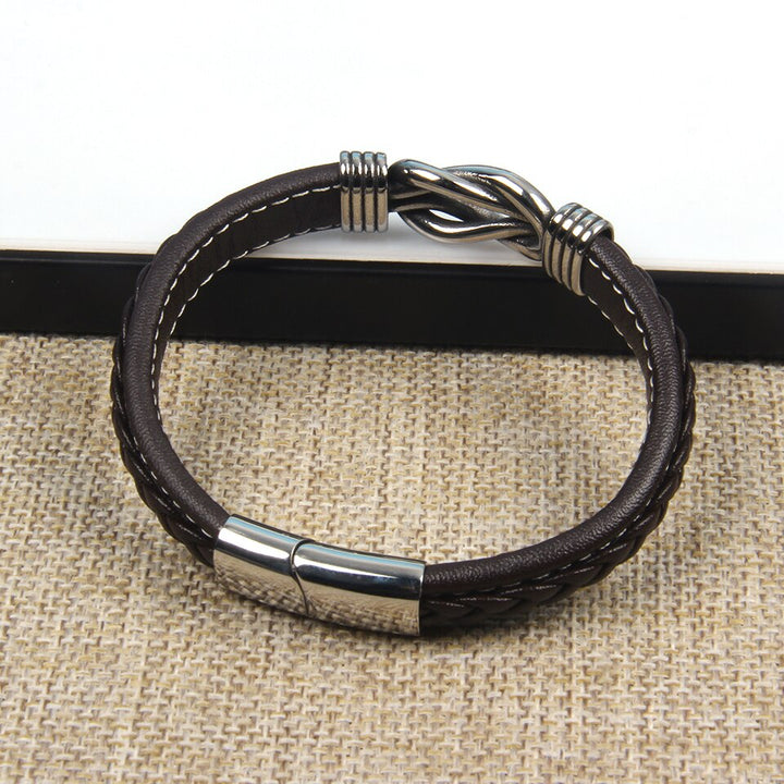 Vrouw draagt een stijlvolle lederen infinity armband, ideaal voor een casual of chique look.