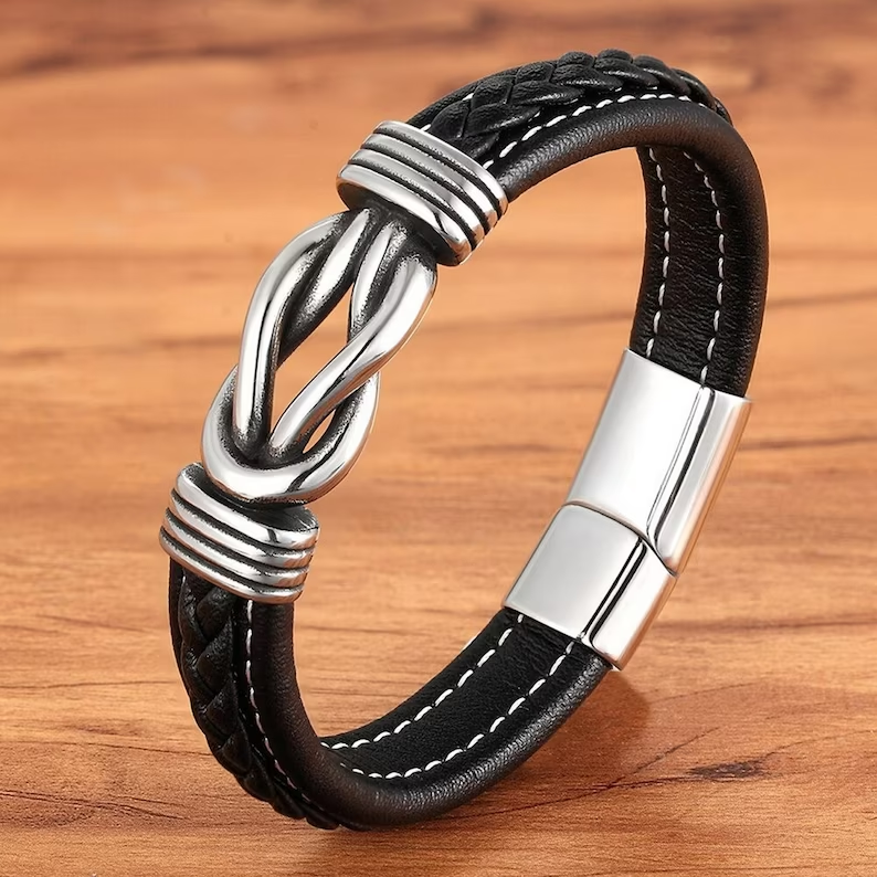 Close-up van de lederen knoop en infinity detail op deze prachtige dames armband.