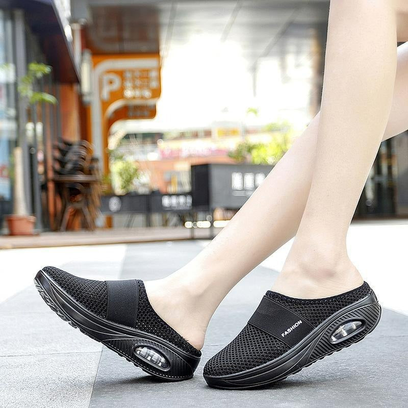 Praktische dames instappers, makkelijk aan te trekken slip-on model met comfortabele luchtkussens.