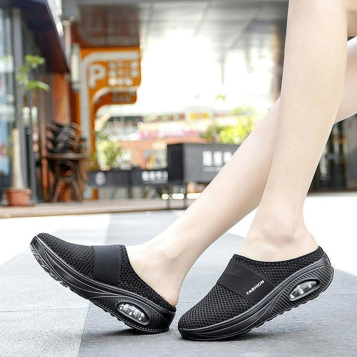Praktische dames instappers, makkelijk aan te trekken slip-on model met comfortabele luchtkussens.