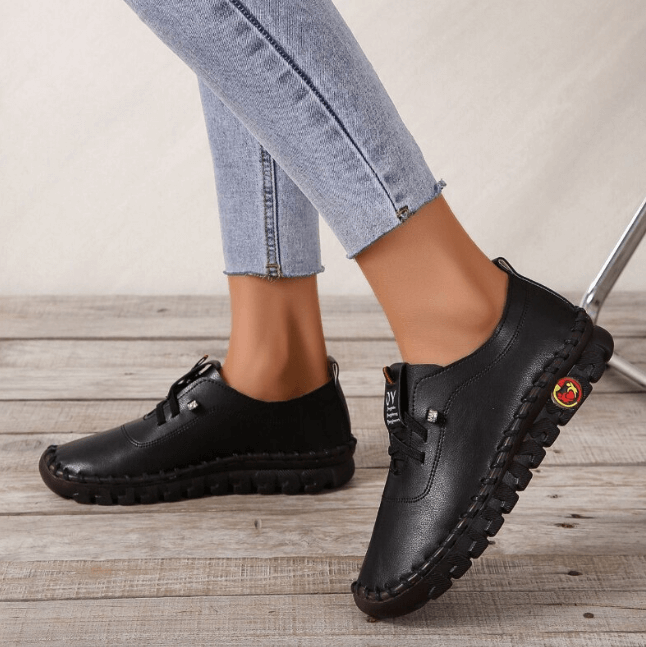 Stijlvolle slip-on schoenen voor dames, ideaal met orthopedische voetondersteuning en design.