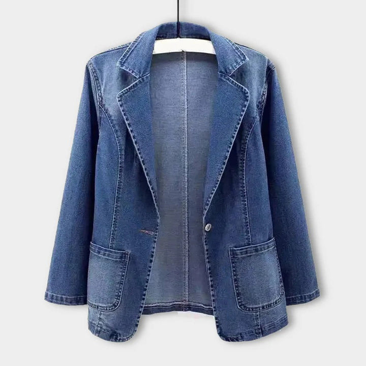 Dames jeansblazer Nora met trendy snit, perfect voor een modieuze lente/zomer outfit.