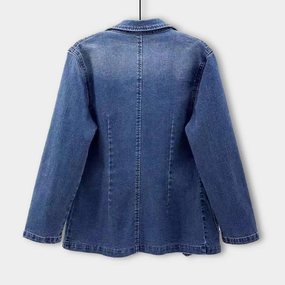 Elegante dames jeansblazer Nora, veelzijdig voor zowel casual als chique lente outfits.