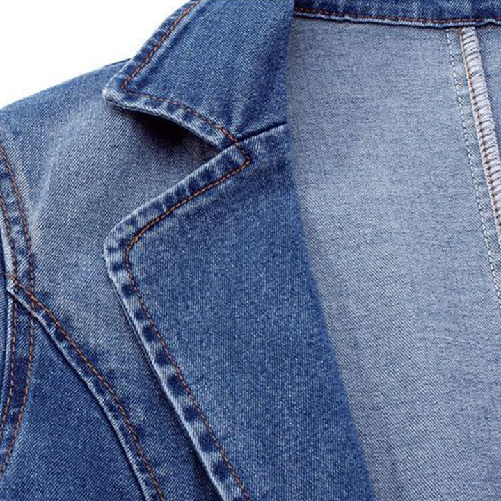 Nora dames jeansblazer, trendy snit, ideaal voor een modieuze, casual lente outfit.