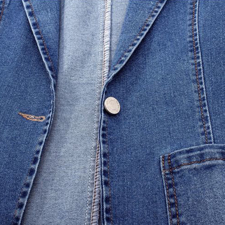 Veelzijdige dames jeansblazer Nora met trendy snit, geschikt voor elke modieuze outfit.